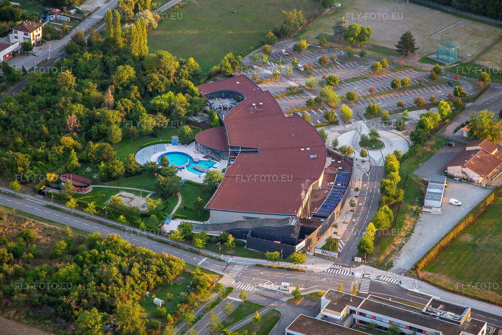 Vue aérienne: L'O Espace Aquatique à Obernai dans le département Bas Rhin, France. Photo: IMG_137962.jpg prise le 19/08/2023 par Werner Riehm/FLY-FOTO.euRésolution de l'original: 5472 x 3648 pxL'O | Espace Aquatique & Piscine Plein-Air