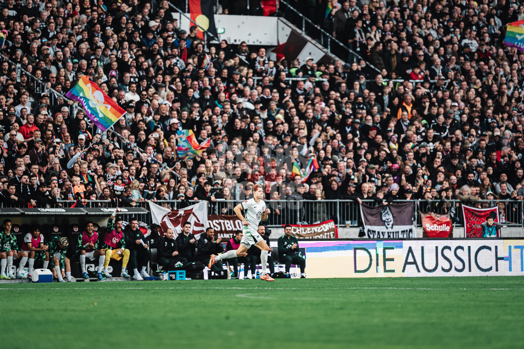 Fußball | Männer | Saison 2024/2025  | Fußball-Bundesliga | 8. Spieltag | FC St. Pauli vs. VfL Wolfsburg | 26.10.2024 | Kevin Behrens (#17, VfL Wolfsburg) betritt das Feld nachdem er eingewechselt wird