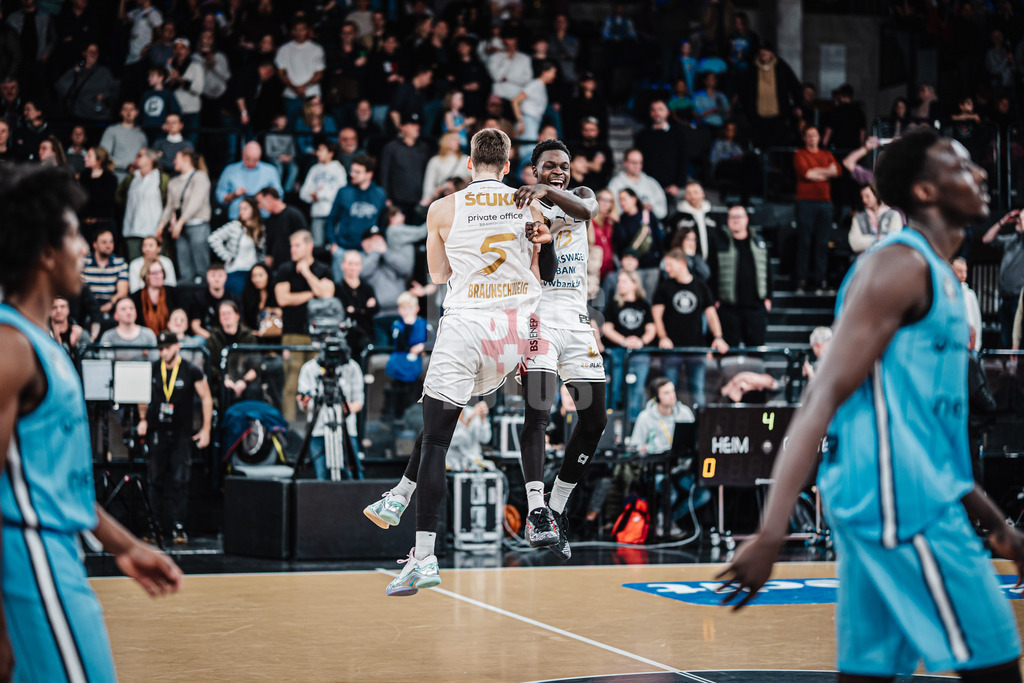Basketball | Männer | Saison 2024/2025 | easyCredit Basketball Bundesliga | 14. Spieltag | Veolia Towers Hamburg vs. Basketball Löwen Braunschweig | 30.12.2024 | v.l. Luka Scuka (#5, Basketball Löwen Braunschweig) und Barra Njie (#13, Basketball Löwen Braunschweig) Jubel nach dem Schlusspfiff