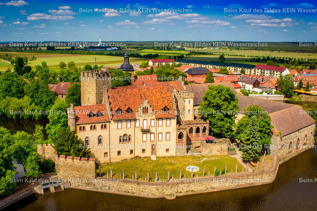 Wasserburg _ Schloss Flechtingen am See Börde-2386 | Luftbild der Wasserburg Flechtingen im Landkreis Börde in Sachsen-Anhalt. Die historische Burganlage liegt auf einer Insel im Schlossteich und bildet mit der umgebenden Parklandschaft ein markantes Ensemble. - Realisiert mit Pictrs.com