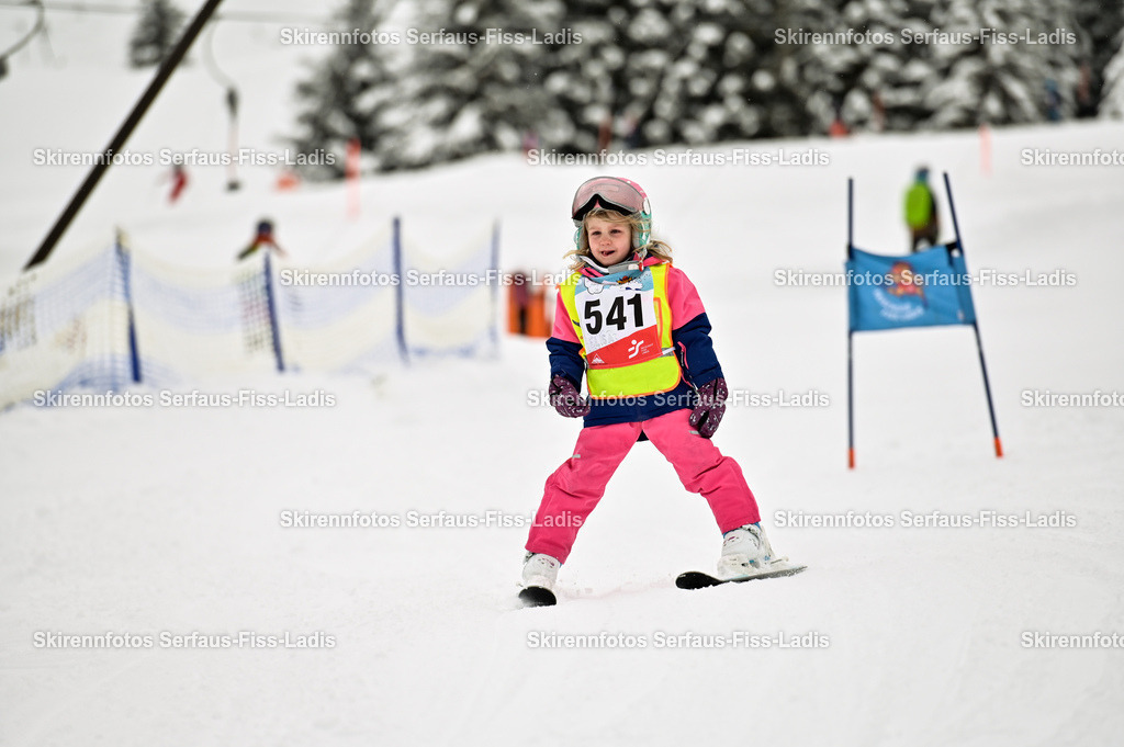 SRF_20.02.2026_0455 | Skirennfotos,Serfaus,Fiss,Ladis,Kinderskirennen,Winter,Tirol,Oberland,skirace,SFL,feelfree,weil wir's genießen,ski,Ski,skifahren,Sonnenplateau, - Realisiert mit Pictrs.com