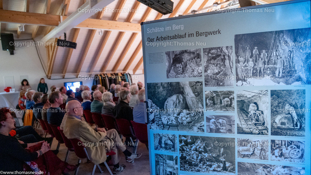 DSC_6732 | Stadtteildokumentation Hochstädten: Schätze im Berg, Vortrag von Veit Held zur Ausstellungseröffnung, Bericht über Vortrag und die Ausstellung als solche ,Begrüßung durch Claudia Sosniak, , Bild: Thomas Neu