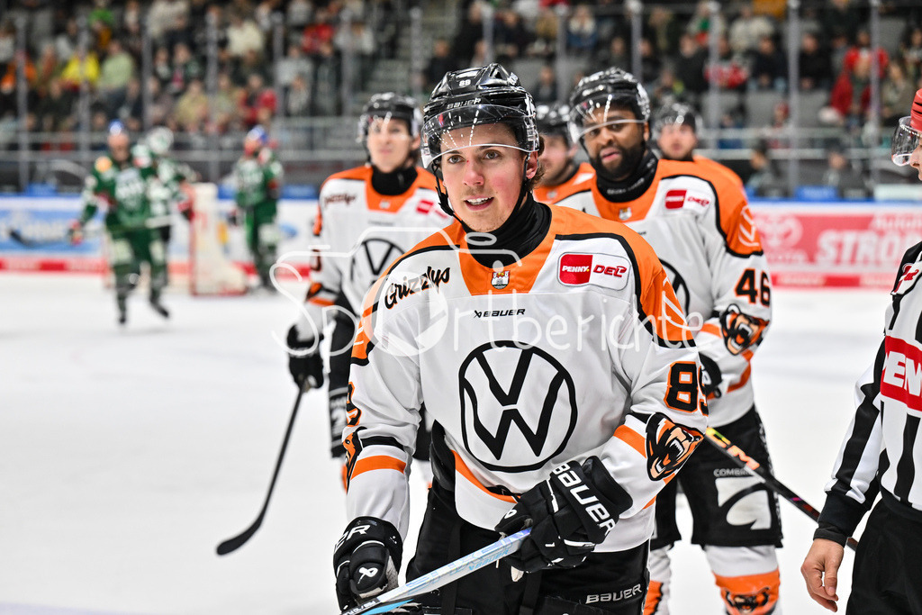 Augsburger Panther - Grizzlys Wolfsburg | AUGSBURG, GERMANY - 15. MARCH: Jubel der Gäste nach dem Treffer zum 5-5 Ausgleich duch Matt CHOUPANI (Grizzlys Wolfsburg 89) / Tor / Torschuetze / Freude / Happy während dem Match zwischen den Augsburger Panthern und den Grizzlys Wolfsburg am 52. Spieltag der Penny DEL im Curt Frenzel Stadion