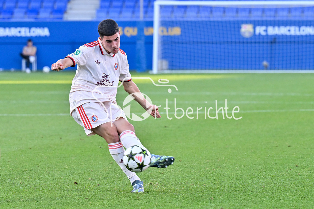 FC Barcelona U19 - FC Bayern München U19 | am BAll beim Freistoss Felipe CHAVEZ (FC Bayern U19 #16) / FReisteller / Einzelfoto / UEFA Youth League: FC Barcelona U19 - FC Bayern München U19, Estadi Johan Cruyff am am 23.10.2024
