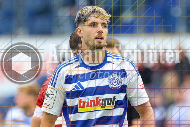 MSV Duisburg vs VfB Stuttgart II - 3. Liga | Duisburg, Deutschland, 02.08.25:   Tobias Fleckstein (MSV Duisburg) schaut waehrend des Spiels der 3. Liga MSV Duisburg vs VfB Stuttgart II in der schauinsland-reisen-arena(Foto von Brauer-Fotoagentur / Adrian Schlueter)