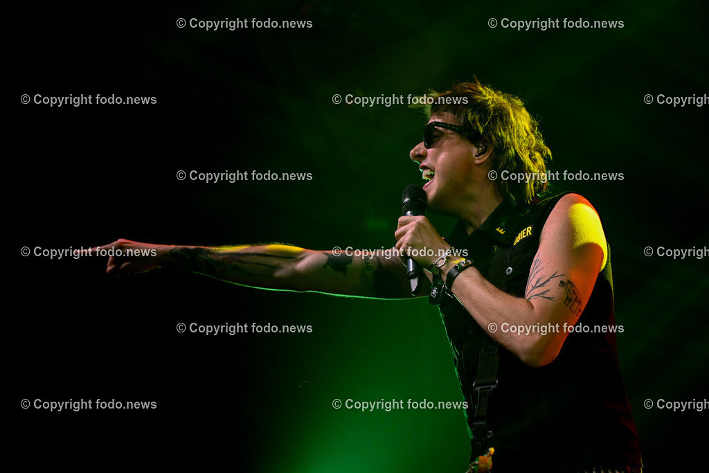 Posthof_ Turbobier_ Konzert_ 15.03.2024-18 | 15.03.2024, Linz, AUT, Posthof, Konzert Turbobier, im Bild Marco Pogo alias Dominik Wlazny (Saenger, Konzepter und Songwriter,  Gitarrist der oesterreichischen Punk-Rock-Band Turbobier, weiters Politiker der Bierpartei, Bezirksrat in Wien Simmering, Praesidentschaftskandidat, Arzt, Mediziner)