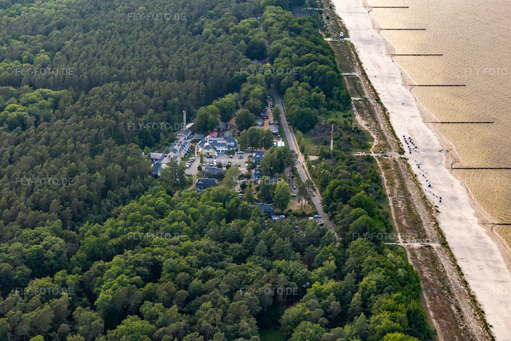 Luftbild: Feriensiedlung Hinter der Düne in Ückeritz im Bundesland Mecklenburg-Vorpommern in Deutschland. – Foto: IMG_141534.jpg vom 06.06.2024 durch Werner Riehm/FLY-FOTO.de – Auflösung des Originals: 5333 x 3555 px – Urlaub am Strand von ÜckeritzFeriensiedlung Hinter der Düne