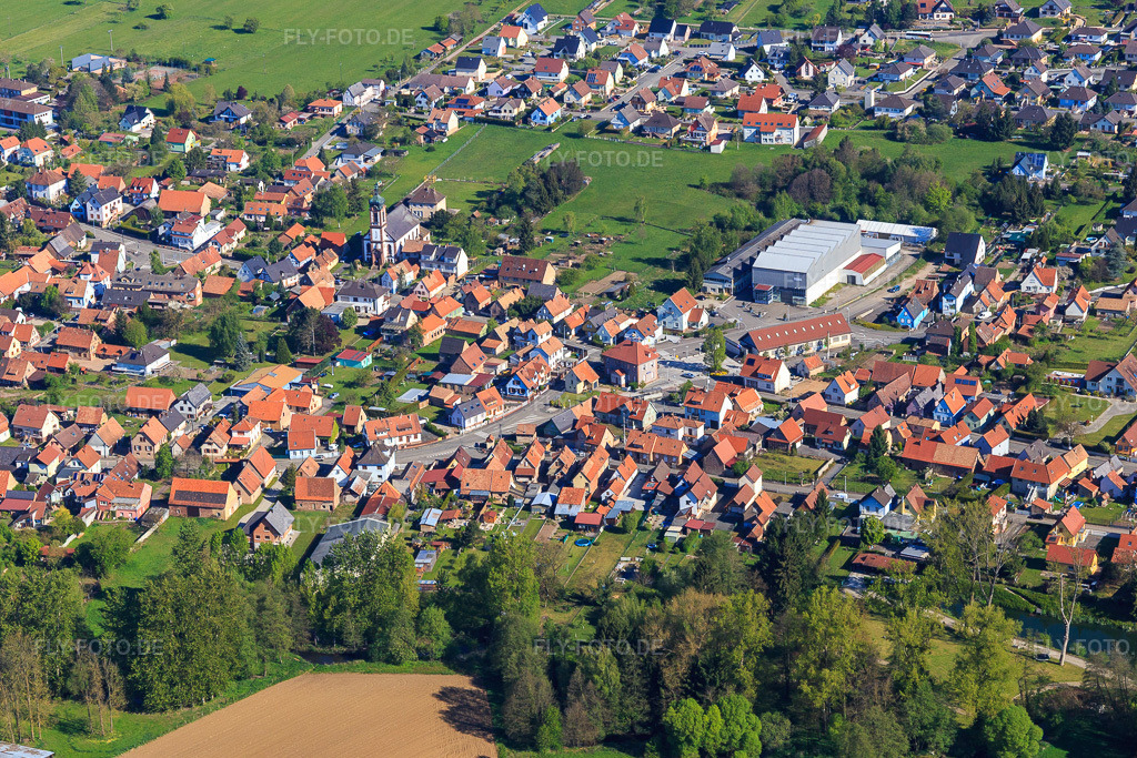 Luftbild: Ortsansicht von Süden in Uttenhoffen im Bundesland Bas-Rhin in Frankreich. – Foto: IMG_099501.jpg vom 30.04.2017 durch Werner Riehm/FLY-FOTO.de – Auflösung des Originals: 4912 x 3274 px