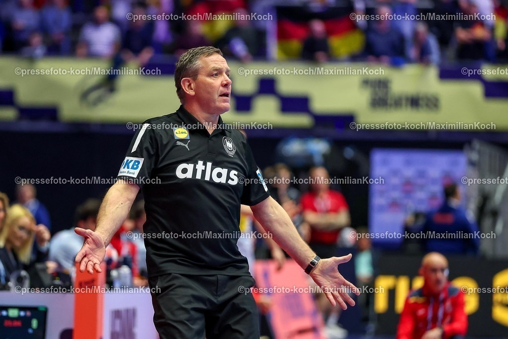 EHF19012602035 | 19.01.2026, Handball, Men's EHF EURO 2026, Deutschland - Spanien, Jyske Bank Boxen in Herning, Dänemark, Preliminary Round: Headcoach Alfred Gislason (Germany #hc) gestikulierend am Spielfeldrand  