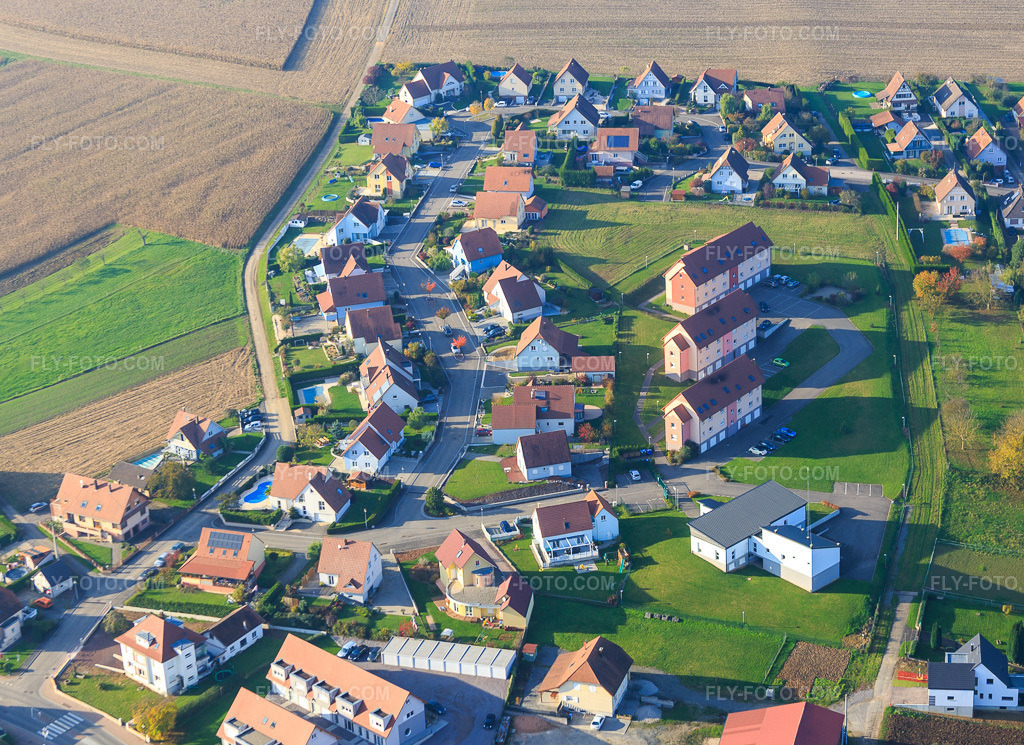 Aerial view: New development area Rue François Antoine Philbert in Soultz-sous-Forêts in the state Bas-Rhin, France. – Photo: IMG_075570.jpg taken on 11/01/2014 by Werner Riehm/FLY-FOTO.com – Resolution of the original: 4565 x 3321 px