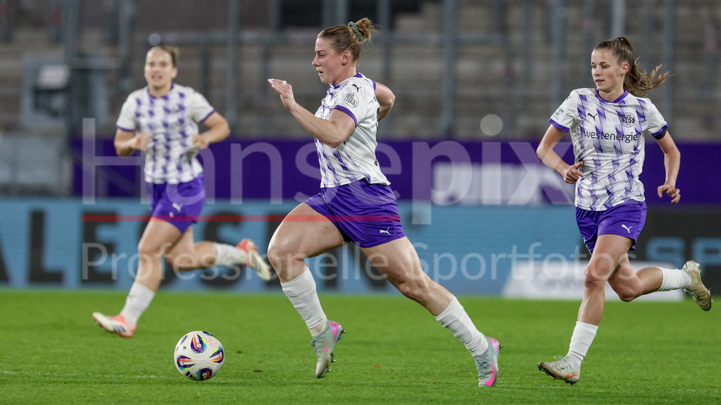 Fussball, Google Pixel Frauen-Bundesliga, SGS Essen - SV Werder Bremen | Ramona Maier (SGS Essen, 9) am Ball, Einzelbild, Ganzkörper, Aktion, Action, Spielszene, DIE DFB-RICHTLINIEN UNTERSAGEN JEGLICHE NUTZUNG VON FOTOS ALS SEQUENZBILDER UND/ODER VIDEOÄHNLICHE FOTOSTRECKEN. DFB REGULATIONS PROHIBIT ANY USE OF PHOTOGRAPHS AS IMAGE SEQUENCES AND/OR QUASI-VIDEO.