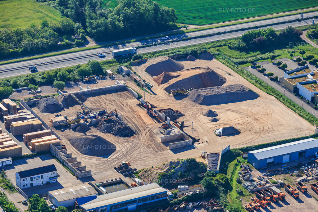 Luftbild: Industriegebiet Lerchenweide mit Gerst Bauservice GmbH (Bauschuttrecycling-Schüttgüter-Containerdienst) in Venningen im Bundesland Rheinland-Pfalz in Deutschland.Foto: IMG_156893.jpg vom 23.05.2026 durch Werner Riehm/FLY-FOTO.deAuflösung des Originals: 5691 x 3794 pxWWW.GERSTBAU.DE