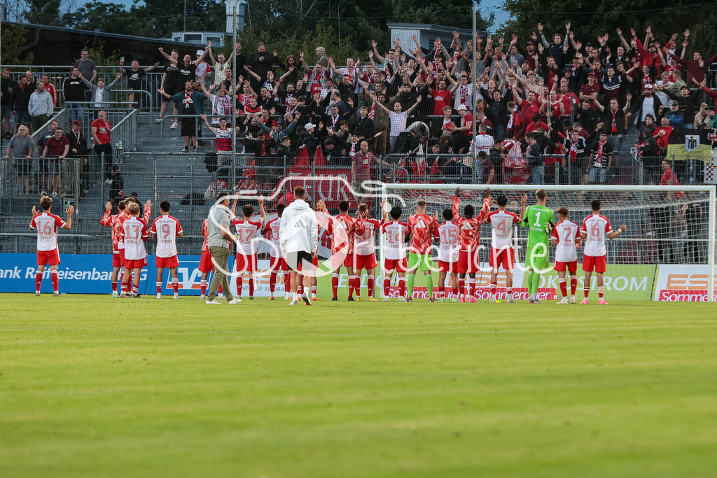 SV Wacker Burghausen - FC Bayern Amateure | Die Mannschaft der Bayern Amateure bedankt sich bei den Fans fuer die Unterstuetzung