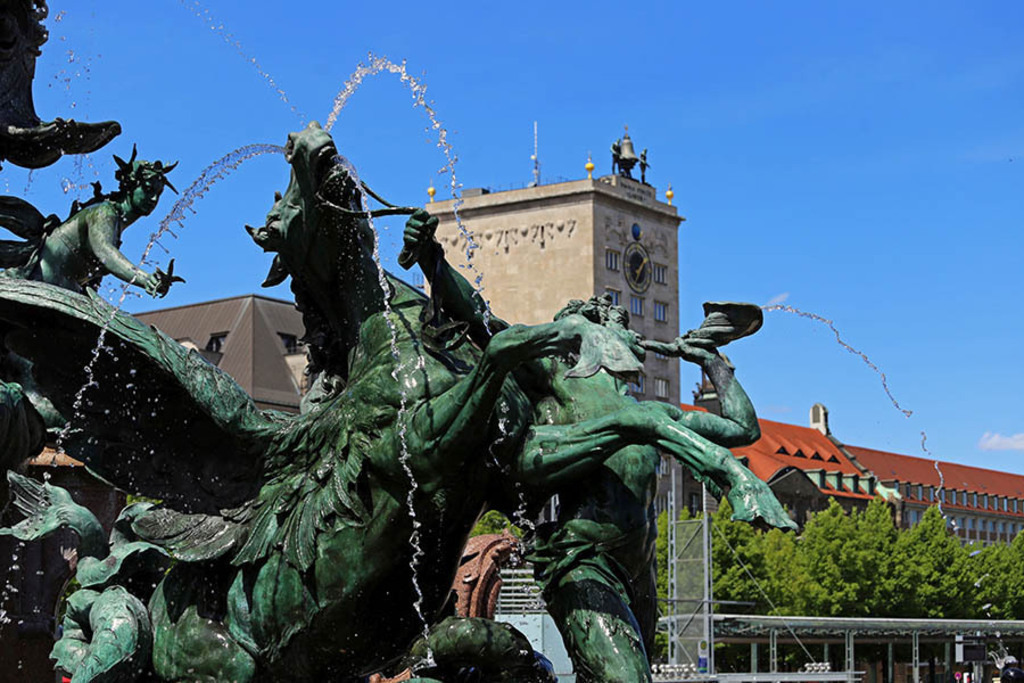 Foto: Leipzig - Mendebrunnen - Blick zum Krochhochhaus | Das Team hinter BILDLEXIKON LEIPZIG bündelt historische wie aktuelle Informationen über die Stadt Leipzig in Text und Bild auf einer Plattform und stellt diese der interessierten Öffentlichkeit zur Verfügung.