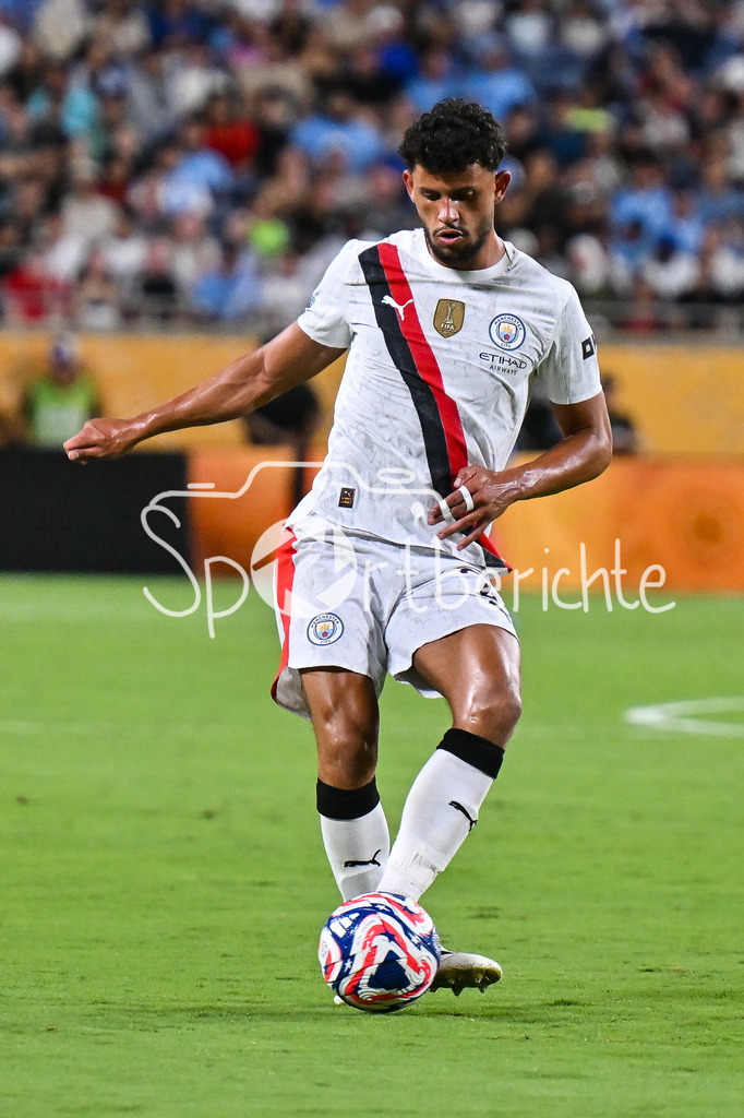 Manchester City - Al-Hilal SFC | am BAll Matheus NUNES (Machester City 27) / Einzelfoto / Freisteller / FIFA Club World Cup: Manchester City - Al-Hilal SFC, Camping World Stadium am 30.06.2025 / NOT FOR SALE IN USA