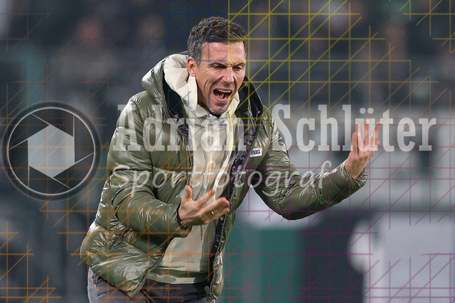 Borussia Mönchengladbach vs Karlsruher SC - DFB-Pokal 2. Runde | Mönchengladbach, Deutschland, 28.10.25:   Trainer Christian Eichner gestikuliert, Gestik waehrend des Spiels der DFB-Pokal 2. Runde zwischen Borussia Mönchengladbach vs Karlsruher SC im Stadion im Borussia Park(Foto von Brauer-Fotoagentur / Adrian Schlueter)