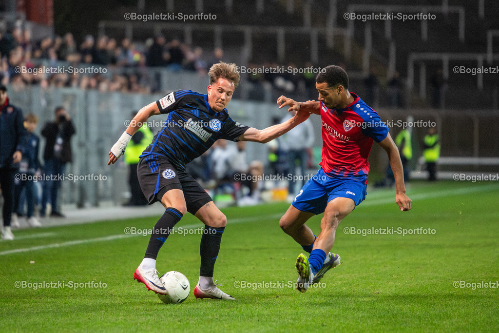Zweikampf | 15.10.2025, Fußball, Niederrheinpokal, 3.Runde, KFC Uerdingen - MSV Duisburg: Christian Viet (MSV Duisburg #10) verlädt Noah Tomson (KFC Uerdingen #22) - Realisiert mit Pictrs.com