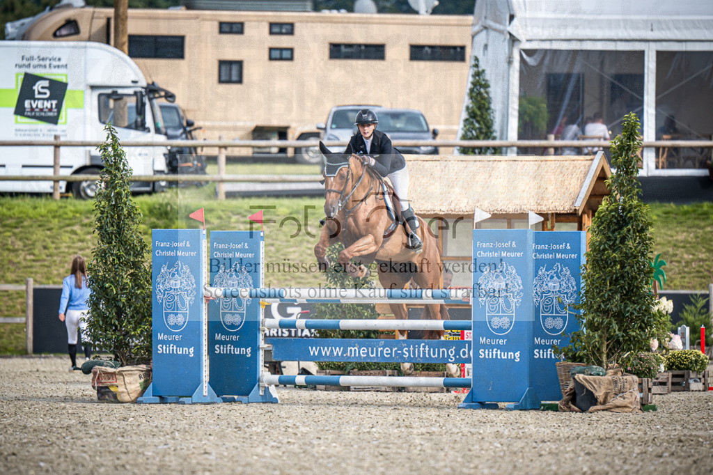 DOS_3988 | Entdecke hochwertige Reitturnierfotos von Foto Oger. Professionell, emotional und authentisch – jetzt Lieblingsmomente im Shop bestellen.Deutschlandweite Turnierfotografie. - Realisiert mit Pictrs.com