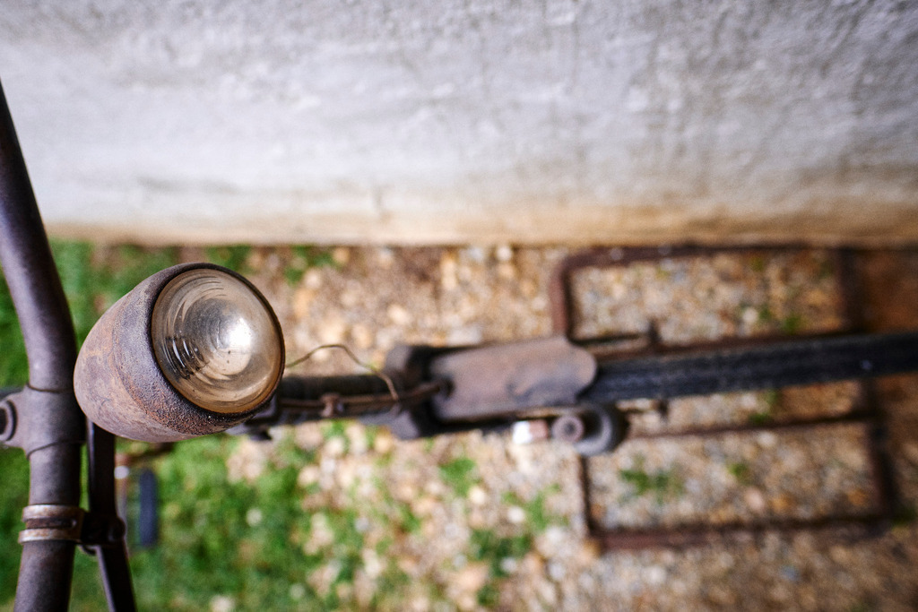 Altes rostiges Fahrrad abgestellt | Mönchhof, Austria - October 06, 2021: Dorfmuseum Mönchhof; Altes rostiges Fahrrad abgestellt. - Realisiert mit Pictrs.com