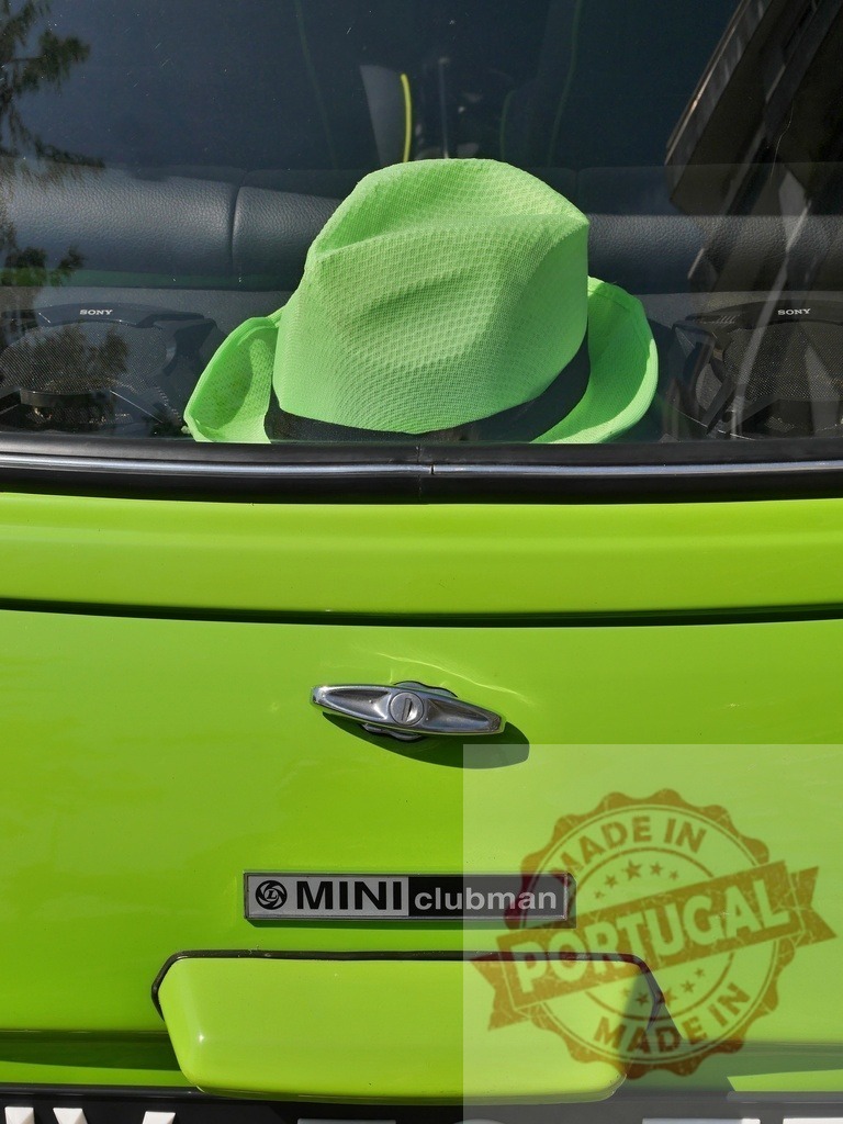 Green hat on Mini Clubman car shelf | Green hat resting on the back shelf of a bright green Mini Clubman - Realisiert mit Pictrs.com