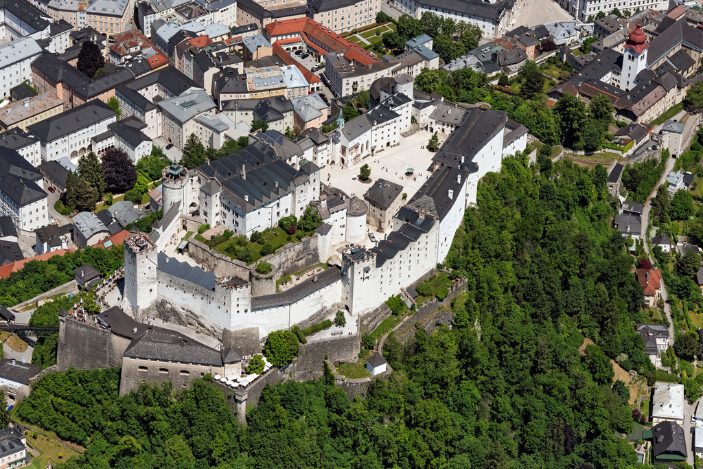 dr__0100196.jpg | SALZBURG 13.06.2023 Burganlage der Veste Festung Hohensalzburg an der Straße Mönchsberg in Salzburg in Österreich. 