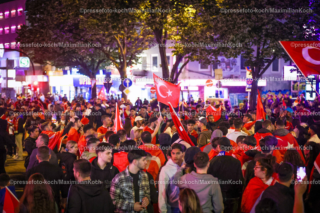 HHmx02072401043 | 02.07.2024, Hamburg, Tausende türkische Fans feiern nach dem Sieg der Türkei auf der hamburger Reeperbahn den Einzug ins Viertelfinale. Es werden jubelnd Rauchtöpfe, bengalos, Blinker, bengalisches Feuer und Feuerwerk gezündet. 