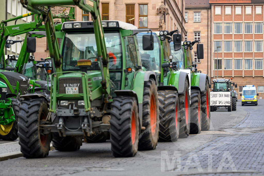 _DWA4275 | Bauerndemo gegen Agrarpolitik der Bundesregierung  auf dem Straße Obstmarkt und Hauptmarkt . Nürnberg, 08.01.2024 - Realisiert mit Pictrs.com