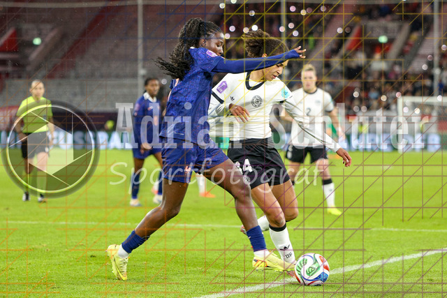 Deutschland vs Frankreich - Halbfinale - UEFA Women's Nations League | Düsseldorf, Deutschland, 24.10.25:   Thiniba Samoura ( Frankreich ) und Cora Zicai ( Deutschland ) im Kampf um den Ball waehrend des Halbfinals der UEFA Women's Nations League zwischen Deutschland vs Frankreich in der Merkur-Spiel-Arena(Foto von Brauer-Fotoagentur / Adrian Schlueter)