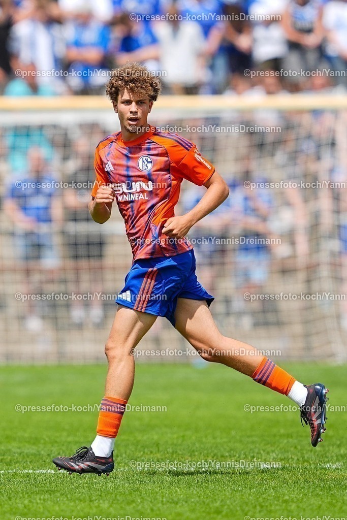 xYDR20072501069 | 20.07.2025, xydrx, Fußball, Rot Weiss Ahlen - FC Schalke 04, Testspiel, Wersestadion: Mika Karim Khadr (FC Schalke 04 #45)