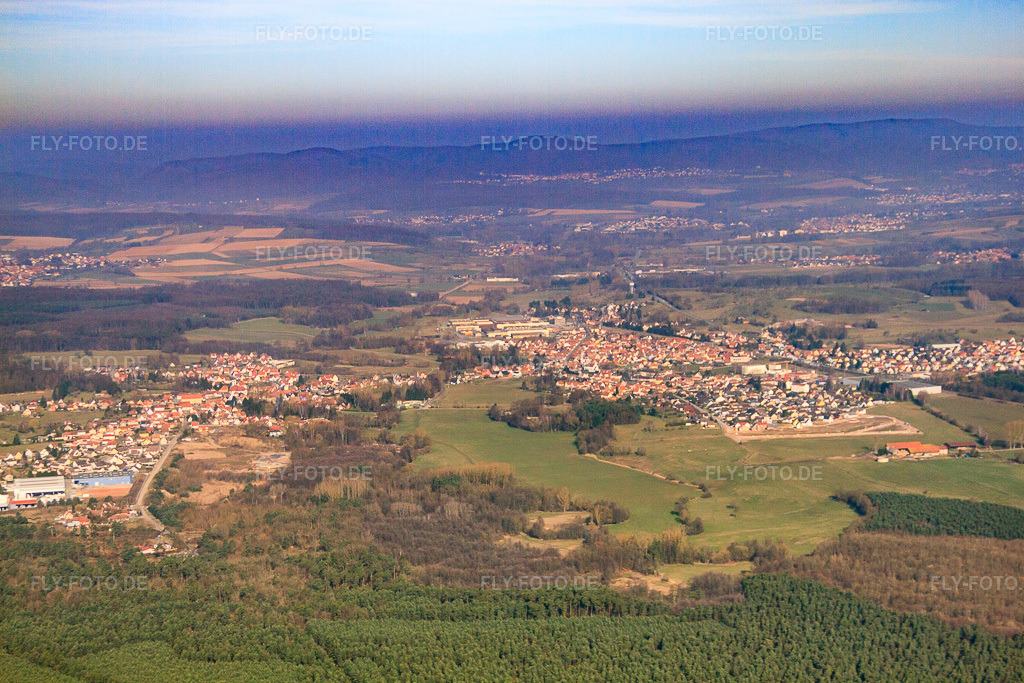 Luftbild: Ortsansicht von Südosten in Mertzwiller im Bundesland Bas-Rhin in Frankreich. – Foto: IMG_62819.jpg vom 09.03.2014 durch Werner Riehm/FLY-FOTO.de – Auflösung des Originals: 4752 x 3168 px