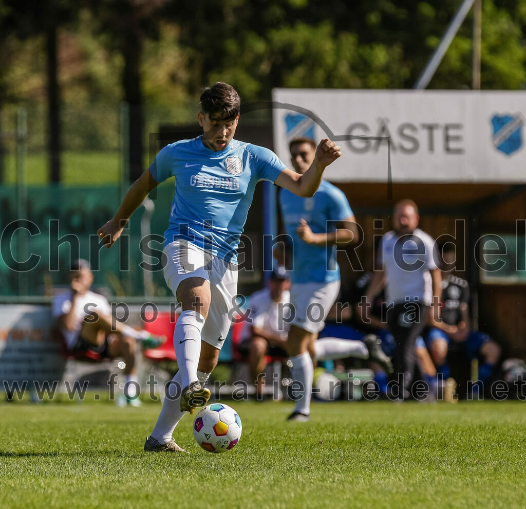 2023-09-16_015_FC_Langengeisling_gegen_TSV_Dorfen | Erding, Deutschland, 16.09.2023:
Fußball, Bezirksliga Oberbayern Ost 2023 / 2024, 9. Spieltag, FC Langengeisling gegen TSV Dorfen, Endergebnis: 3:1

Maximilian Maier (FC Langengeisling, #10)

Foto: Christian Riedel / fotografie-riedel.net