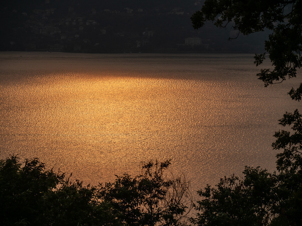 "Goldenes" Wasser | Sonnenuntergang der sichn im Wasser spiegelt am Lago Maggiore in Italien. - Realisiert mit Pictrs.com