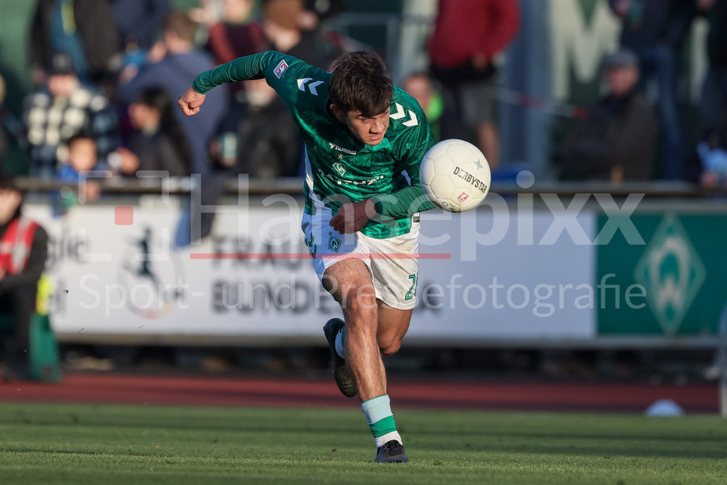 Fussball, Regionalliga Nord, SV Werder Bremen II - VfB Lübeck | v.li.: Ethan Kohler (SV Werder Bremen II, 28) am Ball, Freisteller, Einzelbild, Ganzkörper, Aktion, Action, Spielszene
