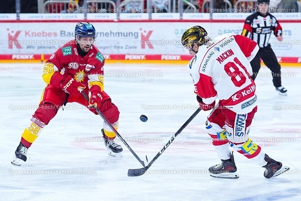 xYDR12102501010 | 12.10.2025, xydrx, Eishockey, DEL2, Düsseldorfer EG - Eispiraten Crimmitschau, PSD Bank Dome Düsseldorf: Sinan Akdag (Düsseldorfer EG #56) im Zweikampf gegen Corey Mackin (Eispiraten Crimmitschau #81)