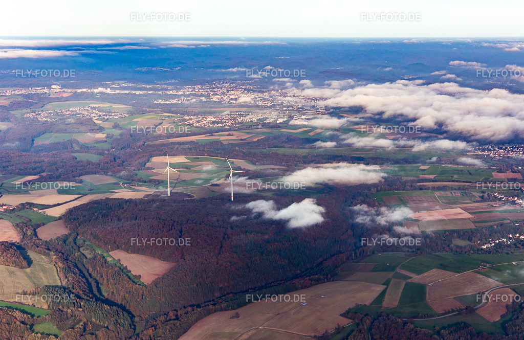 Windräder im Wald südlich von Pirmasens | Luftbild: Windräder im Wald südlich von Pirmasens in Kröppen im Bundesland Rheinland-Pfalz in Deutschland. Foto: IMG_143778-Pano.jpg vom 26.10.2024 durch ©2025 Werner Riehm fly-foto.de/copyright - Realisiert mit Pictrs.com