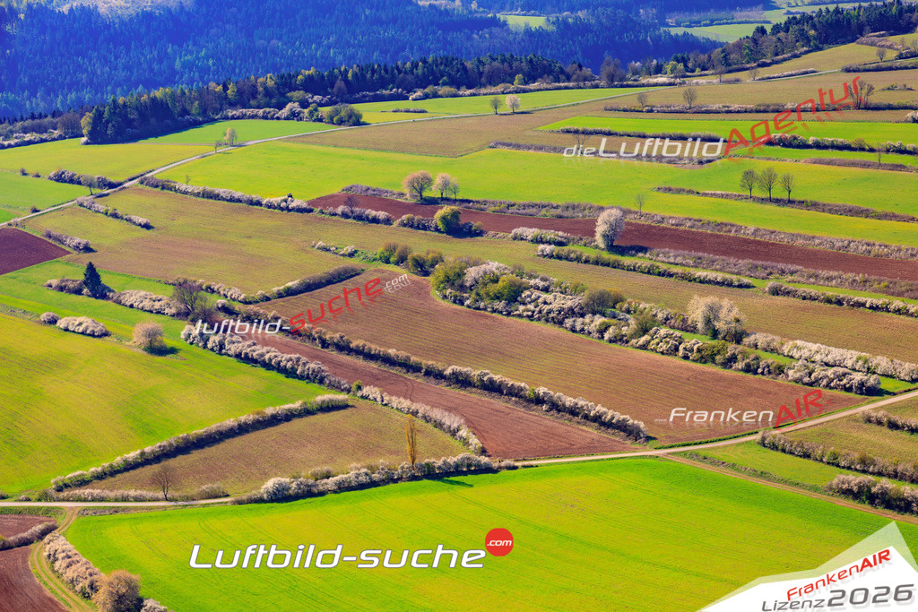 Die Luftaufnahme Kreuzberg - Marktrodach wurde 2017 mittels Flugzeug (keine Drohne) erstellt. Perfekte Schärfe und Druck- Auflösung- Garantiert!