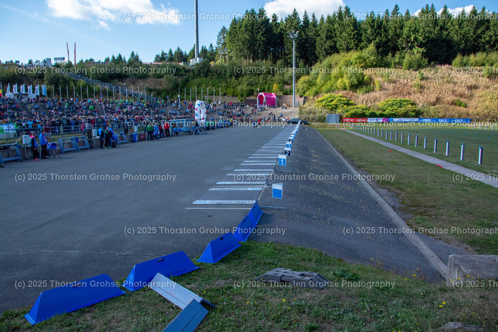 Deutsche Meisterschaften Biathlon 2018 | Deutsche Meisterschaften Biathlon 2018, Massenstart Frauen am 15.09.2018 in der DKB SKI ARENA in Oberhof, (Deutschland)

Bild: Die Zuschauer-Tribühnen in Oberhof - Realisiert mit Pictrs.com