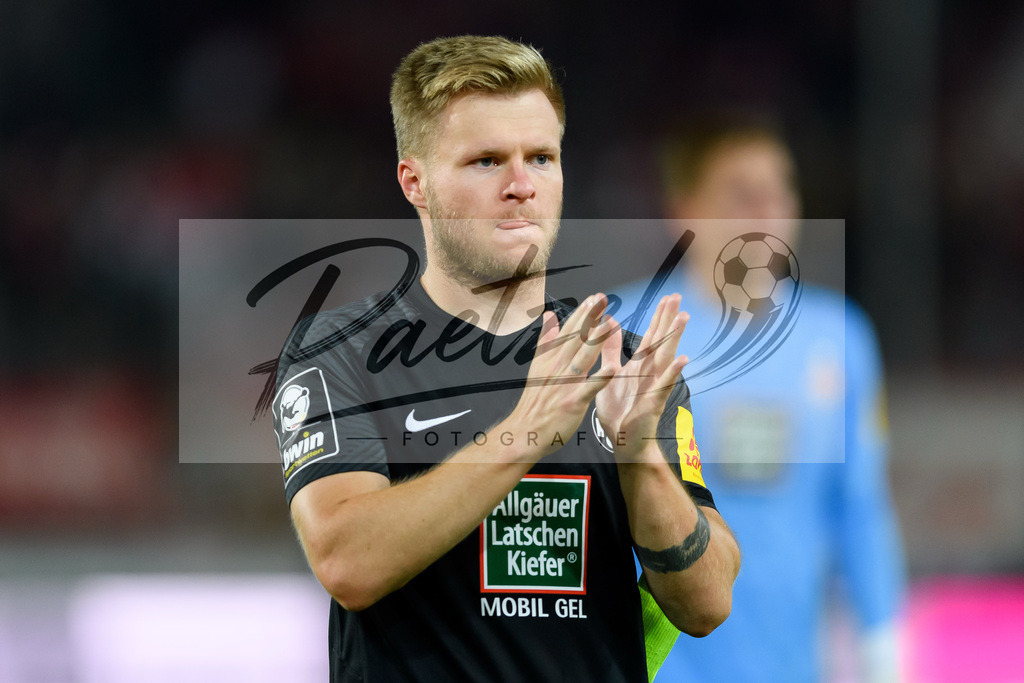 HFCFCK20210824_088 | Fussball, Herren: Jean Zimmer (1. FC Kaiserslautern) enttaeuscht beim Spiel der 3. Liga zwischen Hallescher FC und 1. FC Kaiserslautern im Leuna-Chemie-Stadion am 24.08.2021 in Halle (Saale), Deutschland. - Realisiert mit Pictrs.com
