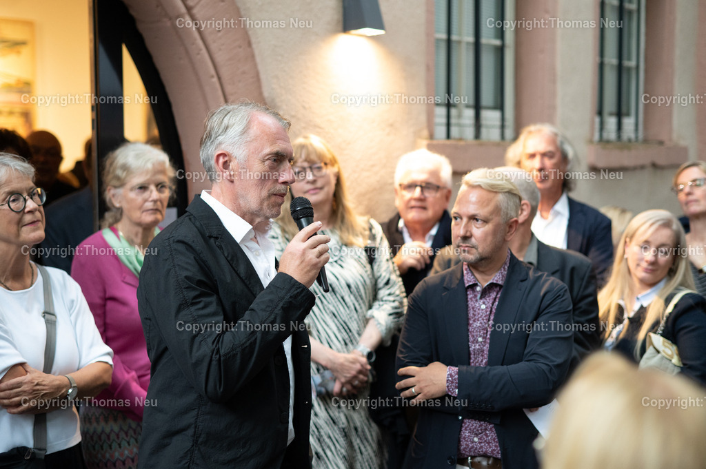 Neo-rauch-Ausstellung-museum-bensheim-art-2024068_Fotografie_Thomas_Neu | 6.7.2024, bbe, Museum Bensheim, Ausstellung Neo Rauch "im Papiergrund", hier im Dialog mit Museumsleiter Dr. Jan Christoph Breitwieser,, Bild: Thomas Neu