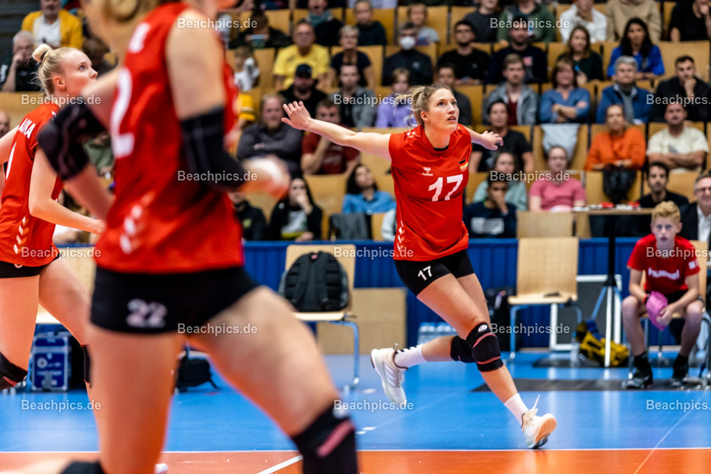 2022-00063408-Testspiel-Deutschland-Brasilien | Anlauf vorm Angriff Laura EMONTS #17 (Annahme-Außen) GER, 17.09.2022; Berlin Foto: Gerold Rebsch - www.beachpics.de
