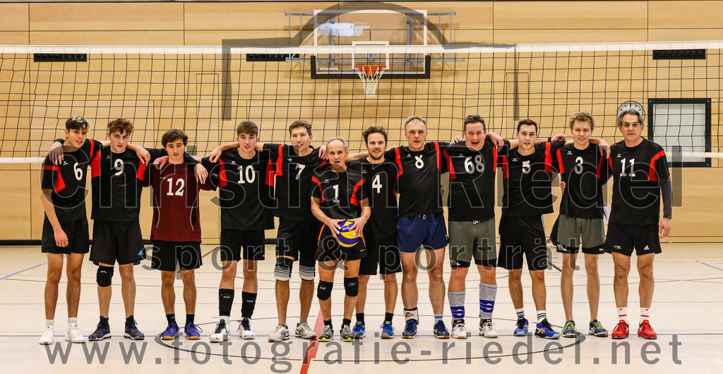 2021-11-27_036_TuS_Oberding_II_gegen_MTV_1881_Ingolstadt_III | Oberding, Deutschland, 27.11.2021:
Volleyball, Kreisliga 2021 / 2022, 5. Spieltag, TuS Oberding II gegen MTV 1881 Ingolstadt III, Endergebnis: 3:2

Nicolas Barbona (TuS Oberding, #6), Hayden Lorenz (TuS Oberding, #9), Lucas John (TuS Oberding, #12), Christian Tiru (TuS Oberding, #10), Christoph Stegemann (TuS Oberding, #7), Andreas Ruß (TuS Oberding, #1), Hendrik Gerdes (TuS Oberding, #4), Karlheinz Ismair (TuS Oberding, #8), Thomas Forster (TuS Oberding, #68), Corbinian Prell (TuS Oberding, #5), Karl Scholz (TuS Oberding, #3), Gregor Bartkowski (TuS Oberding, #11)

Foto: Christian Riedel / fotografie-riedel.net