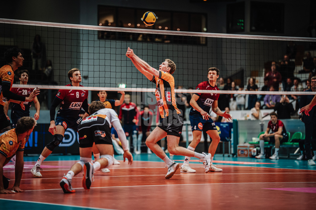 Volleyball | Herren | Saison 2025/2026 | Volleyball Ligacup | Finale | SVG Lüneburg vs. Berlin Recycling Volleys | 12.10.2024 | Fedor Ivanov (#33, BERLIN RECYCLING Volleys) spielt den Ball