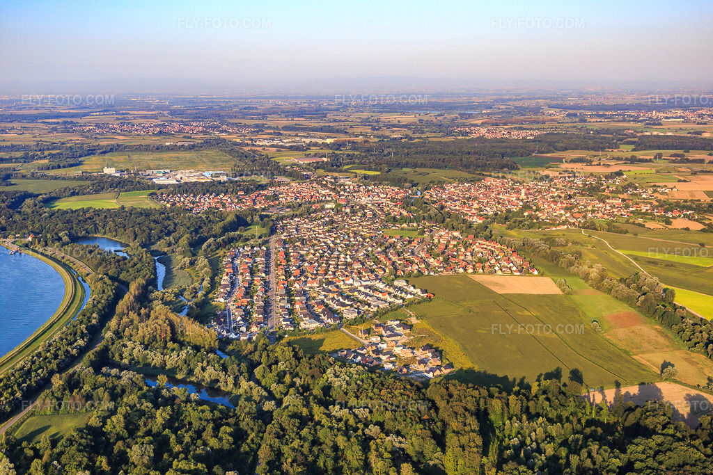 Aerial view: View of the town from the northeast in Drusenheim in the state Bas-Rhin, France.Photo: IMG_093108.jpg taken on 08/16/2016 by Werner Riehm/FLY-FOTO.comResolution of the original: 5472 x 3648 px