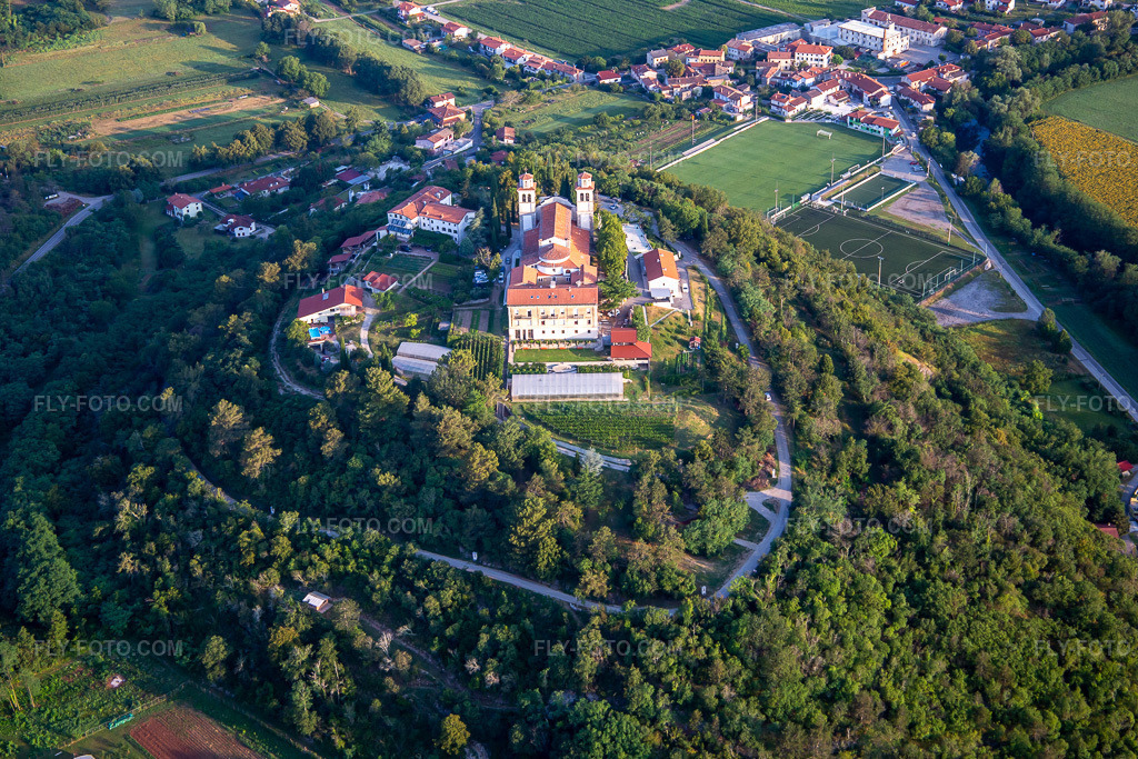 Aerial view: Castle / Mirenski grad in the district Miren in Miren-Kostanjevica in the state Slovenia, Slovenia. – Photo: IMG_137581.jpg taken on 07/16/2023 by Werner Riehm/FLY-FOTO.com – Resolution of the original: 5295 x 3530 px – /sl
