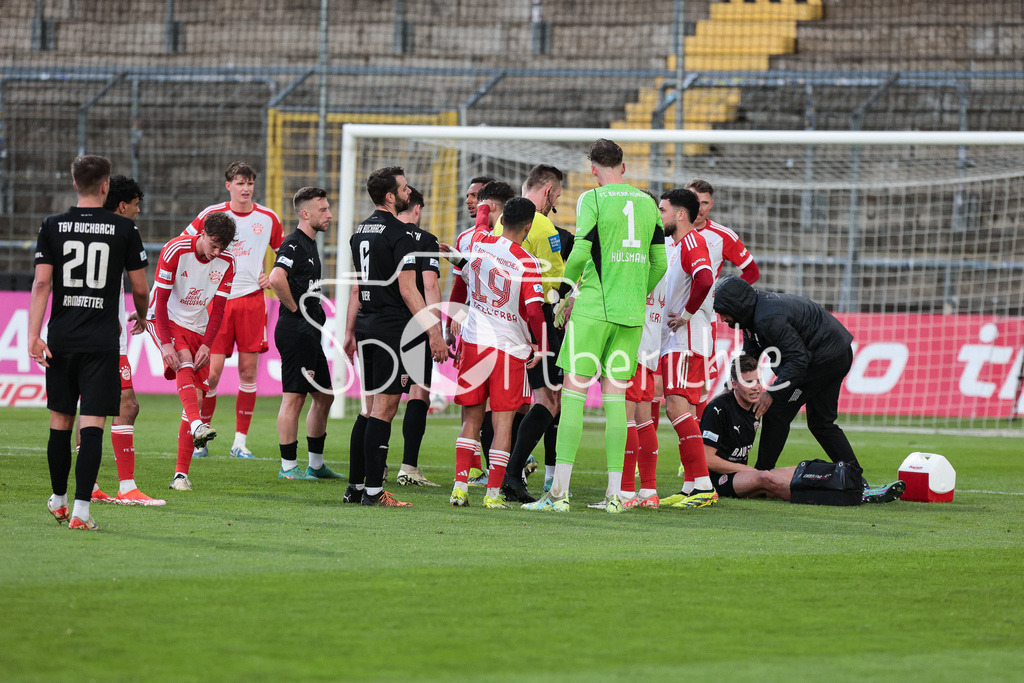 FC Bayern Amateure - TSV Buchbach | Hitzige Schlussphase der ersten Halbzeit / nach der roten Karte fuer Tom Ritzy HUELSMANN (FCB #1) gibt es Diskussionen