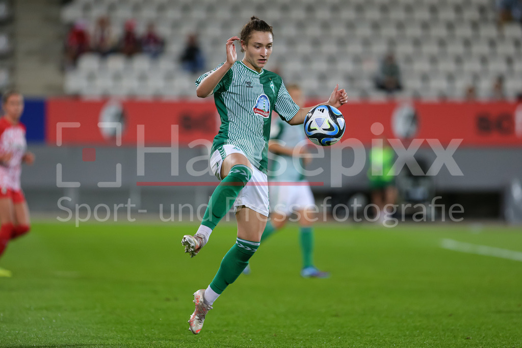 Fussball, Google Pixel Frauen-Bundesliga, SC Freiburg - SV Werder Bremen | v.li.: Sophie Weidauer (SV Werder Bremen, 9) am Ball, Einzelbild, Ganzkörper, Aktion, Action, Spielszene, DIE DFB-RICHTLINIEN UNTERSAGEN JEGLICHE NUTZUNG VON FOTOS ALS SEQUENZBILDER UND/ODER VIDEOÄHNLICHE FOTOSTRECKEN. DFB REGULATIONS PROHIBIT ANY USE OF PHOTOGRAPHS AS IMAGE SEQUENCES AND/OR QUASI-VIDEO.