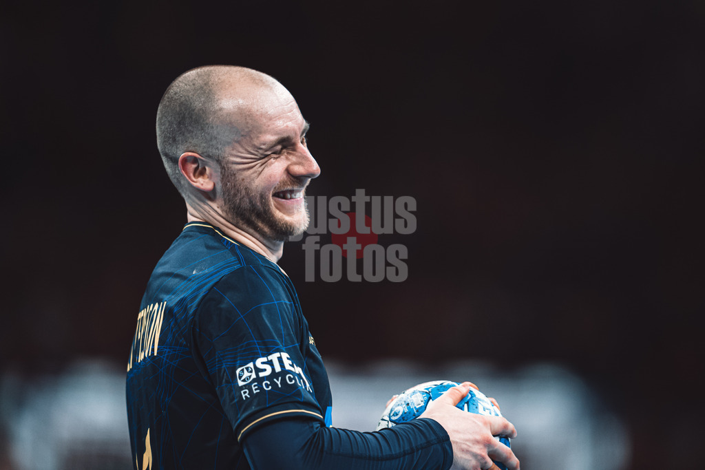 Handball | Herren | EHF EURO 2024 | European Championshop Men 2024 Final Tournament | Schweden vs. Portugal | 21.01.2024 | Daniel Pettersson (#11, Schweden, SWE) lächelnd