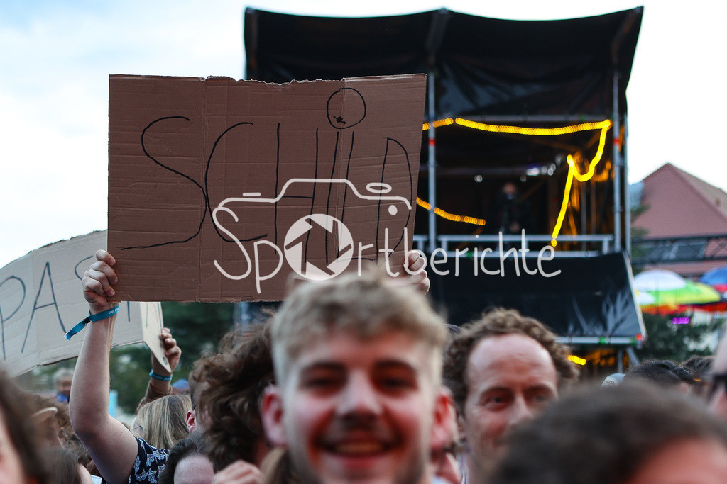 Noiesehausen | Die Band "Roy Bianco &amp; die Abbrunzati Boys" spielen beim Festival "Noisehausen" in Schrobenhausen / Im Bild ein Fan mit Schild in der Hand