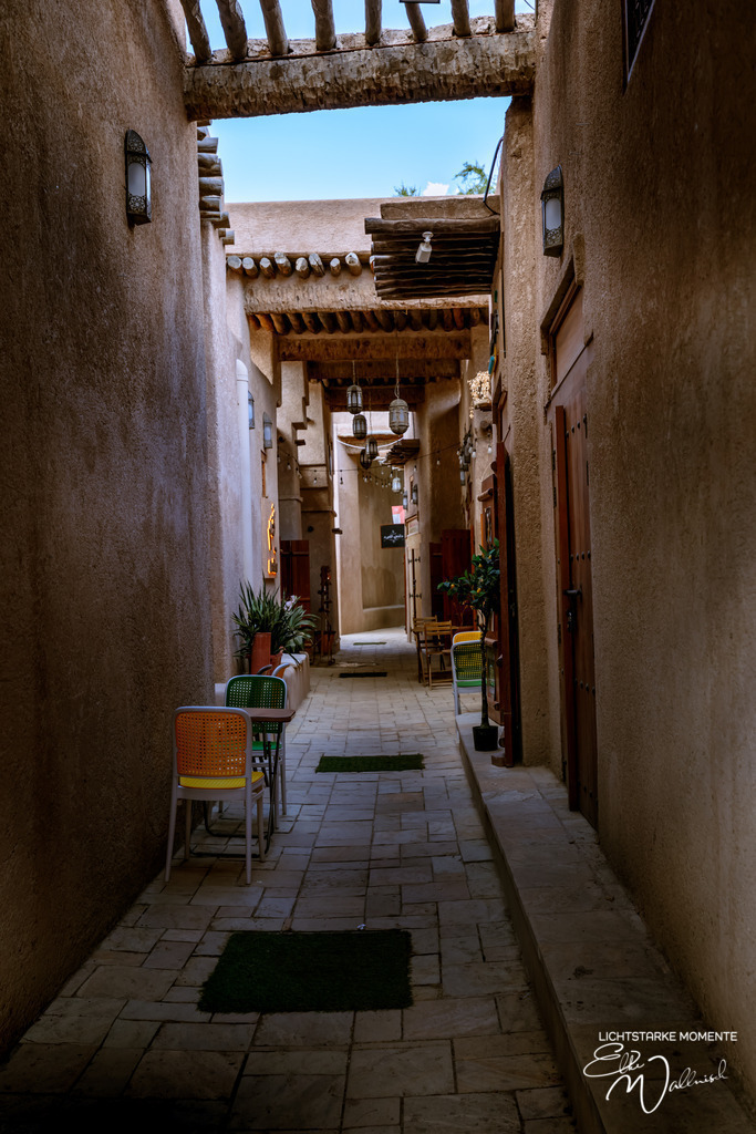 Bahla Fort, Bahla - Stadtviertel jenseits der Touristenpfade | Herzlich willkommen auf meiner Seite! Ich bin Elke Wallnisch, Deine Fotografin für lichtstarke Momente. Der Name steht für alles, was mich mit der Fotografie verbindet: Das Licht und seine machtvolle Wirkung auf eine Situation oder unsere Stimmung - Realisiert mit Pictrs.com