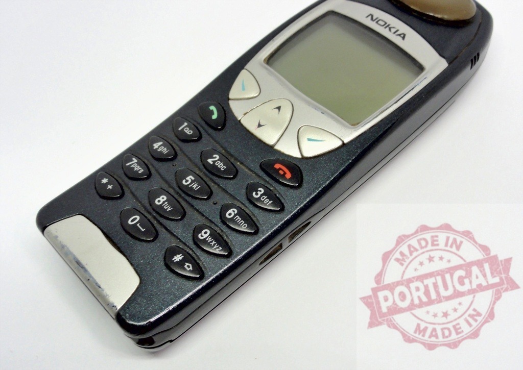 Old Nokia mobile phone showing keypad and screen | Classic Nokia cell phone resting on a white background, showcasing its keypad and screen - Realisiert mit Pictrs.com